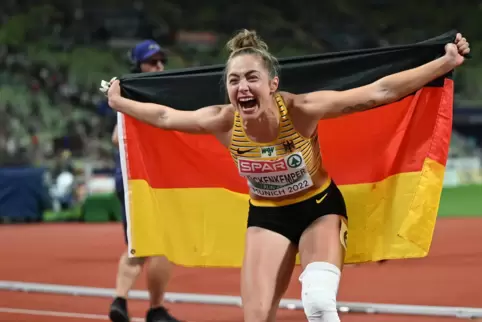 Gina Lückenkemper jubelt.