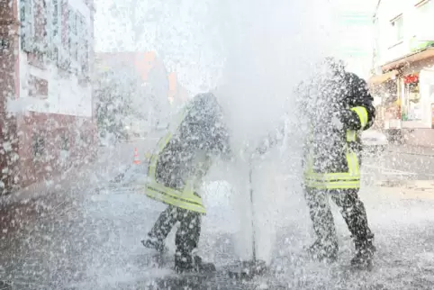 Bei enem Rohrbruch geht viel Wasser flöten.