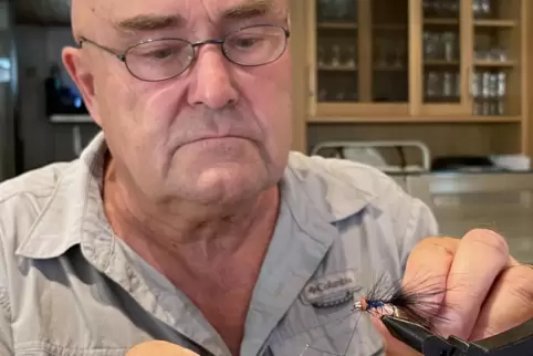 Konzentriert bindet Wagner seine Fliegenköder. Dafür hat er immer einen Materialkoffer dabei. Der kostet samt Inhalt 4000 Euro.