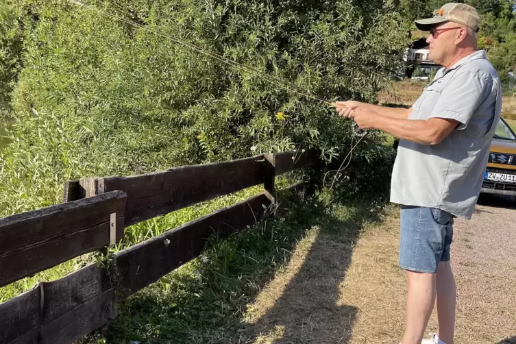 In seinem Element: Wolfgang Wagner beim Fischen an einem Weiher. 