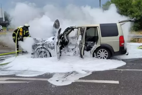 Weil bei dem Brand auch Benzin auslief, musste Löschschaum verwendet werden. 