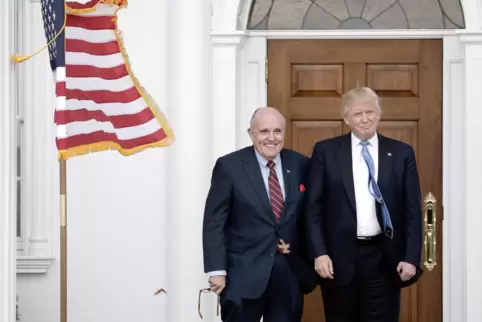 Rudy Giuliani (links) und Donald Trump im November 2016 nach Trumps Wahl zum US-Präsidenten.