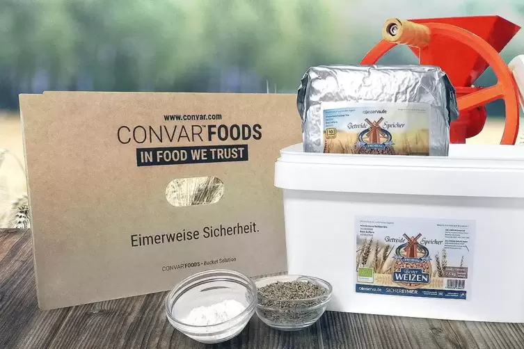 Bio-Getreide und -Mais von Convar Foods, inklusive der Hand-Getreidemühle (Hintergrund).
