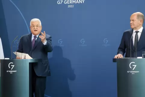 Kanzler Olaf Scholz (rechts) schaut streng und schweigt, als Palästinenserpräsident Mahmud Abbas den Holocaust relativiert.