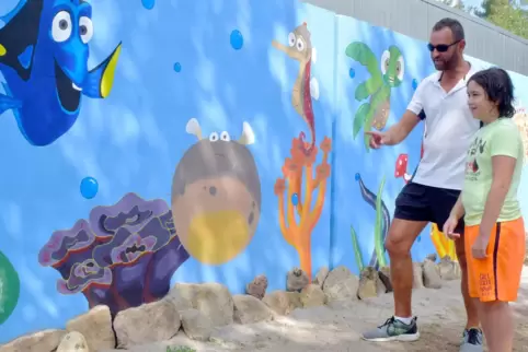 Und das hier ist ...: Thomas Sosebee erläutert einem jungen Badegast seine Unterwasserwelt. 