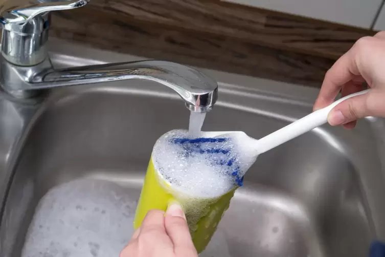 Das Sp&uuml;len von Hand verbraucht mehr Wasser als die Nutzung des Geschirrsp&uuml;lers. 