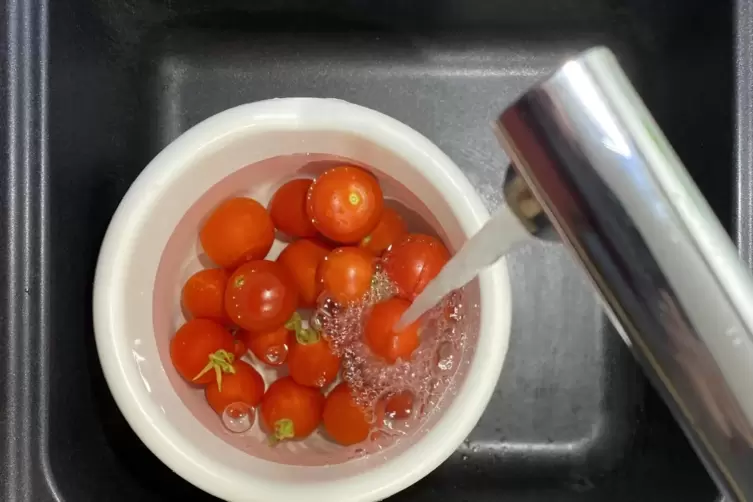 W&auml;scht man Gem&uuml;se in einer Sch&uuml;ssel, kann das Wasser noch zum Blumengie&szlig;en genutzt werden. 