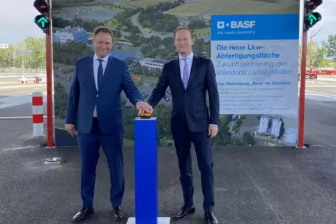 Ampel auf Grün: Frankenthals OB Martin Hebich (links) und BASF-Werkleiter Uwe Liebelt. 