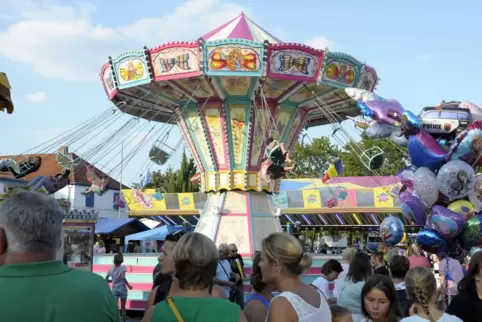 Endlich ist wieder Kerwe: Auf dem Messplatz wird der Vergnügungspark aufgebaut. 
