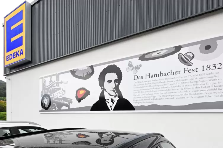 Die Fassade des neuen Edeka-Markts ziert eine Grafik zum Hambacher Fest, gestaltet vom Neustadter Künstler Gerhard Hofmann. 