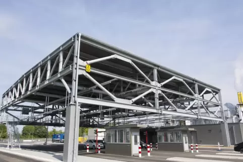 Unter dieser Stahlkonstruktion werden Sattelzüge kontrolliert, bevor sie die Freigabe zur Weiterfahrt ins Werk über das Tor 15 e