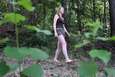 Megan Ahrens ist am liebsten barfuß im Wald unterwegs. 