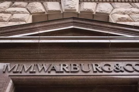 Das Portal am Eingang der Warburg Bank in Hamburg.
