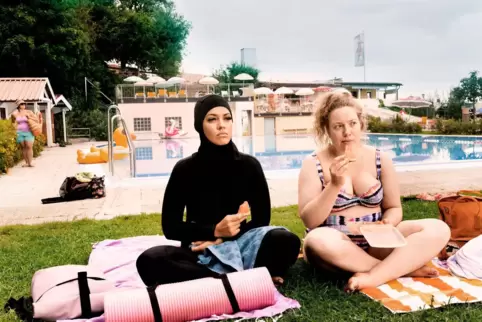 In „Freibad“ geht es um kulturelle Gegensätze und den Blick auf Frauenkörper, hier eine Szene mit Nilam Farooq als Yasemin (link
