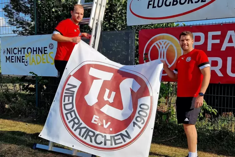 Wenn’s im TuS Niederkirchen was zu erledigen gibt, sind sie zur Stelle: Florian (links) und Patrick Heck hängen auf dem Sportgel