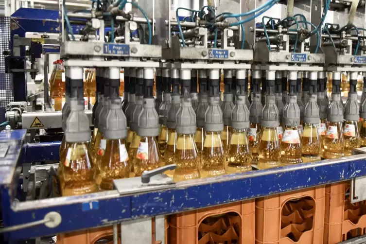 Die alkoholfreien Getr&auml;nke der Marke Bellaris (hier die Abf&uuml;llung von Apfelsaftschorle) halfen der Brauerei in der Corona-Krise 