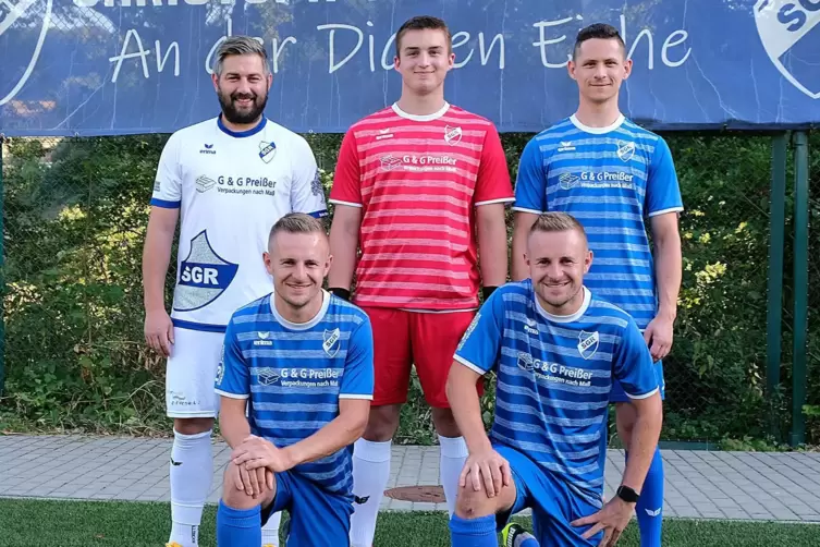 Mit etlichen jungen Spielern geht der kickende Coach Daniel Preuß (hinten links) in die neue Saison (hinten von links): Torwart 