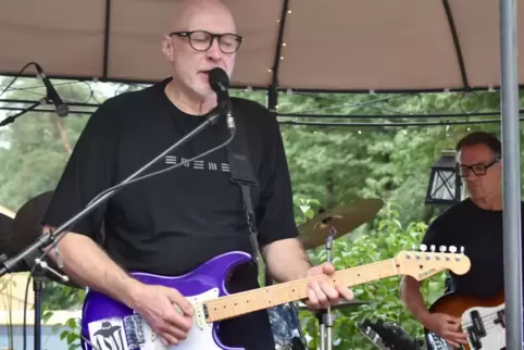 Andreas Schmid-Martelle, hier mit einer Strat-Typ Gitarre. 
