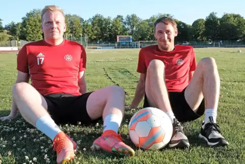 Trainer Christian Edlmann (rechts) begrüßt Jan Brennemann als Neuzugang beim TSC Zweibrücken II. 