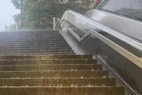 Warten auf Besserung im U-Bahn-Tunnel.