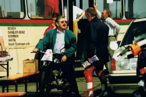 Gert Raschig mit seinem Motorrad unterwegs im Fahrerlager.