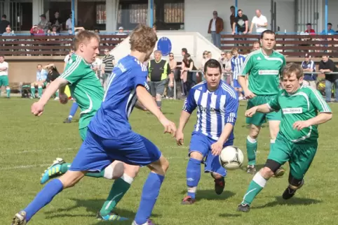 Auch schon in der Kreisliga begegnet: ASV Schwegenheim (grün) und TuRa Otterstadt (blau).