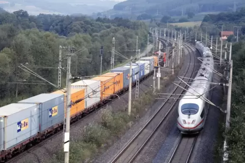 Wenn es für Güterzüge und ICE separate Gleise gibt, kommen beide flott voran. Wenn sie auf derselben Strecke fahren müssen, wird