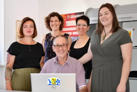 Lothar Röhricht mit seinem Team: Schatzmeisterin Miriam Neder-Rößling, Trainerin Stefanie Röhricht-Meßmer, Vereinsmanagerin Heid