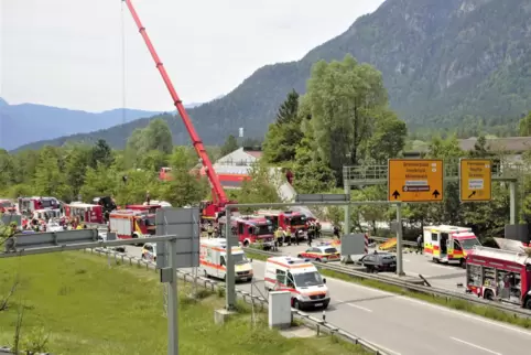 Bei dem Unfall eines Regionalzugs in Burgrain wurden am 3. Juni fünf Menschen getötet und 40 weitere verletzt.