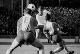 Wolfgang Overath zieht in der Partie gegen Eintracht Braunschweig ab, 1974.