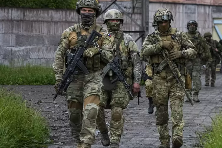 Russland fehlen Soldaten in der Ukraine. Jetzt sollen Strafgefangene angeworben werden. 