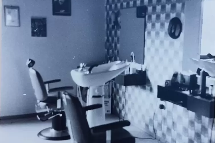  Blick in den Damensalon: Solche Tapeten waren damals modern.