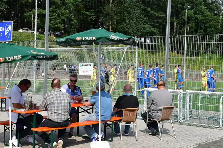 Die Kiebitze am Rieschweiler Kunstrasenplatz an der dicken Eiche werden gespannt sein auf den ersten Auftritt der SGR-Landesliga