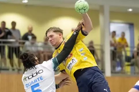 Bewährungschance für ein Talent: Elias Scholtes im Duell mit dem Göppinger Gilberto Duarte.