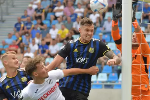 Spielt zurzeit überragend: Bjarne Thoelke, Innenverteidiger beim 1. FC Saarbrücken (Mitte). 