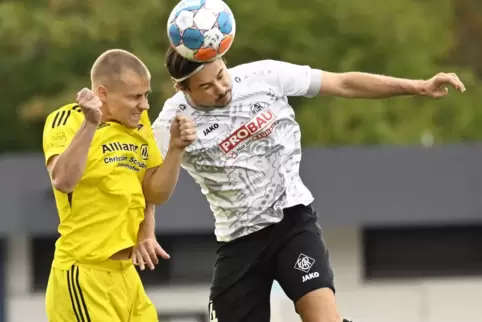 Schneller: David Braun von der Arminia köpft den Ball vor Lukas Metz vom FV Dudenhofen.