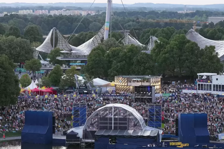 Die Massen strömten in den herrlichen Münchner Olympiapark.
