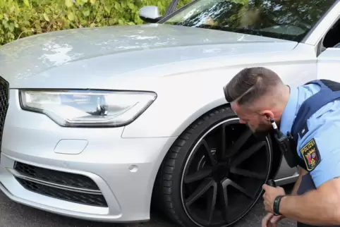 Reicht der Abstand zwischen Reifen und Karosserie? Die Polizei schaut genau hin. 