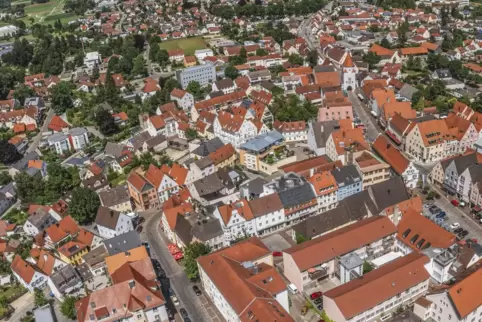 Das Stadtzentrum von Aichach aus der Vogelperspektive. Die Kreisstadt liegt im bayerischen Bezirk Schwaben zwischen München und 