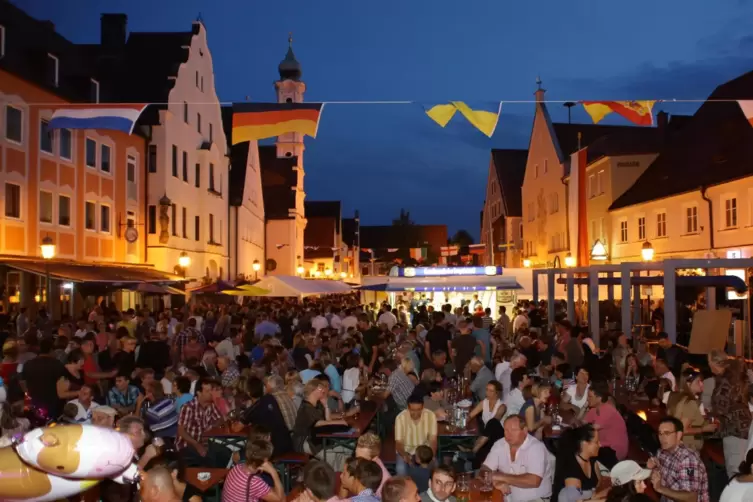 Voller Stadtplatz: Das Stadtfest ist ein H&ouml;hepunkt im Veranstaltungskalender Aichachs. 