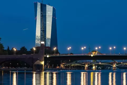 Gegen durch Russland ausgelöste Energiepreissteigerungen ist die Europäische Zentralbank, hier die Zentrale in Frankfurt, machtl