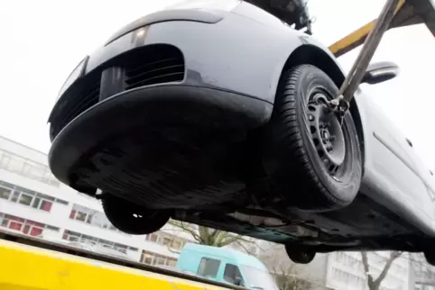 Das Auto der 30-Jährigen musste abgeschleppt werden.