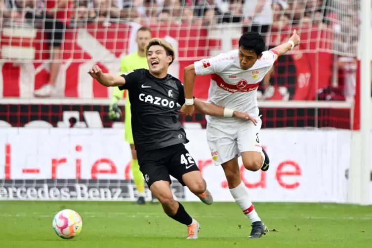UmkämpftDer Stuttgarter Mittelfeldspieler Wataru Endo (rechts) bremst im Derby den Freiburger Ritsu Doan.