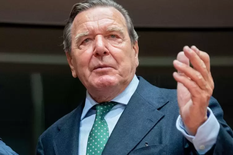 Der umstrittene Altkanzler Gerhard Schröder darf in der SPD bleiben. 