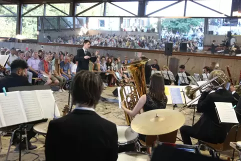 Mehr als 300 Besucher lauschten dem Konzert der Jungen Südwestdeutschen Philharmonie auf dem Gestüt Móarbær. 