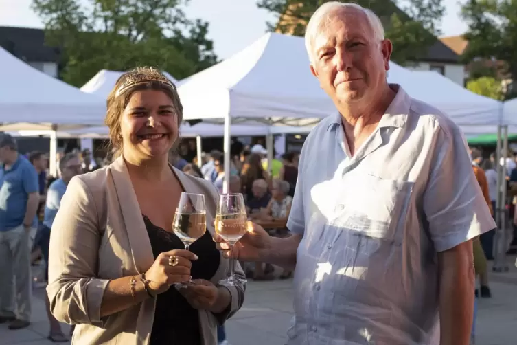 Hoch die Gläser: Ortsbürgermeister Horst Bonhagen und die pfälzische Weinkönigin Sophia Hanke eröffnen das Weindorf.