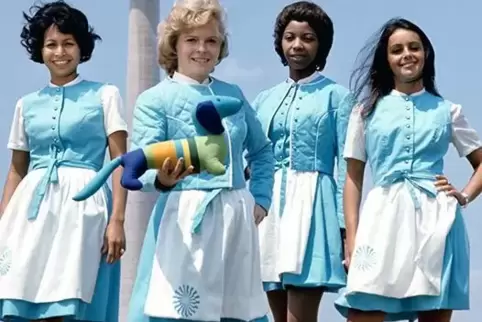 Das Design strahlte bis in die Stadt: Hostessen mit Waldi vor dem Olympiaturm, 1972 . Foto: BSB/Bildarchiv/Geor