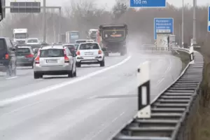 Am Ende des breiten Seitenstreifens lauert der Blitzer: Tempo-Messstelle an der A6-Ausfahrt Ramstein-Miesenbach. 