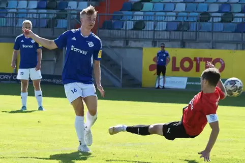 Sein erstes Tor für den FKP: Der vom FCK II gekommene Moritz Theobald (links) erhöht auf 3:0; die Grätsche von Jägersburgs Kapit