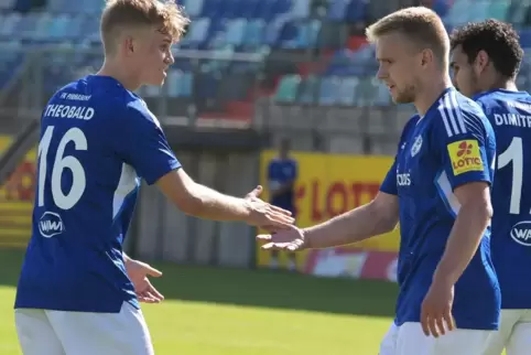 Der Schütze des 1:0, Kristof Scherpf (rechts), gratuliert Moritz Theobald, der gerade das 3:0 erzielt hat. 